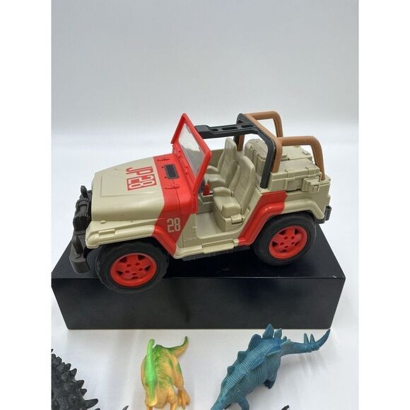 Jurassic World Jeep Wrangler Remote Control Vehicle & Dinosaurs (9) - Picture 8 of 8